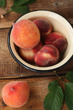 Tahta bir masada sulu şeftali. 