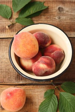 Tahta bir masada sulu şeftali. 