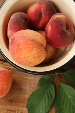 Tahta bir masada sulu şeftali. 