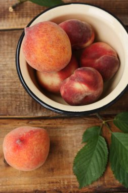 Tahta bir masada sulu şeftali. 