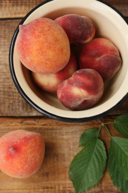 Tahta bir masada sulu şeftali. 