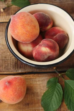 Tahta bir masada sulu şeftali. 