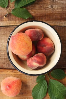 Tahta bir masada sulu şeftali. 