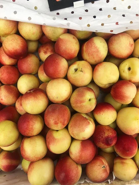 Ripe Juicy Red Nectarines Market — Stock Photo, Image