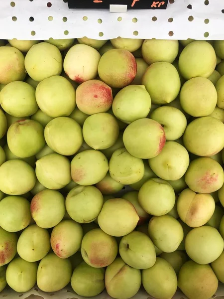 Ripe Juicy Green Nectarines Market — Stock Photo, Image