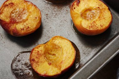 Ballı ve tarçınlı şeftali