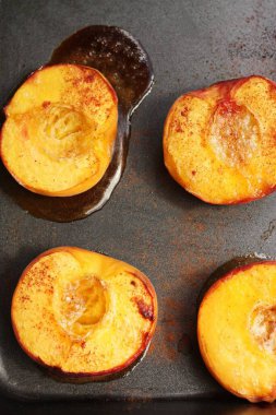 Ballı ve tarçınlı şeftali