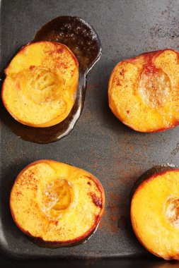 Ballı ve tarçınlı şeftali