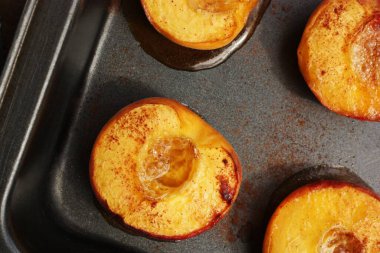 Ballı ve tarçınlı şeftali