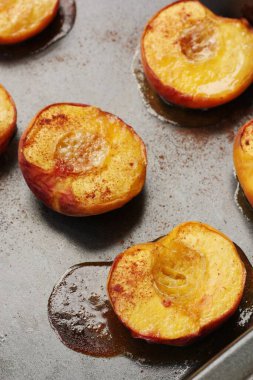 Ballı ve tarçınlı şeftali