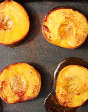 Ballı ve tarçınlı şeftali