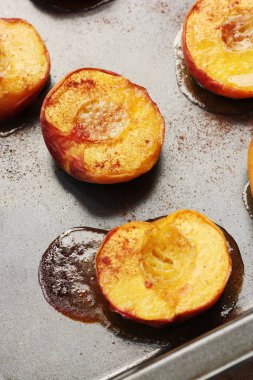 Ballı ve tarçınlı şeftali