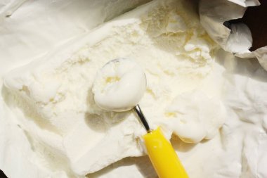 Kaşıklı vanilyalı dondurma.