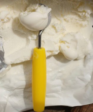 Kaşıklı vanilyalı dondurma.