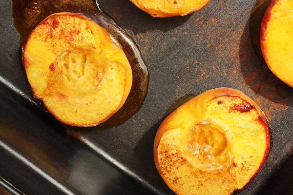 Ballı ve tarçınlı şeftali