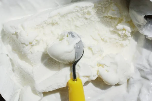 Вкусное Ванильное Мороженое Ложкой — стоковое фото