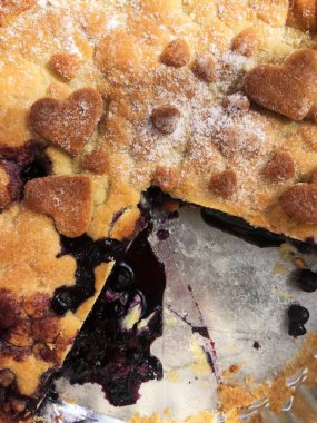 Masada lezzetli yaban mersinli turta.