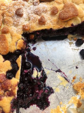 Masada lezzetli yaban mersinli turta.