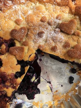 Masada lezzetli yaban mersinli turta.