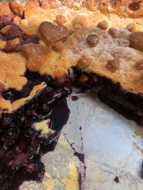 Masada lezzetli yaban mersinli turta.