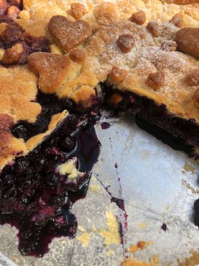 Masada lezzetli yaban mersinli turta.