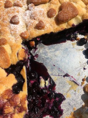 Masada lezzetli yaban mersinli turta.