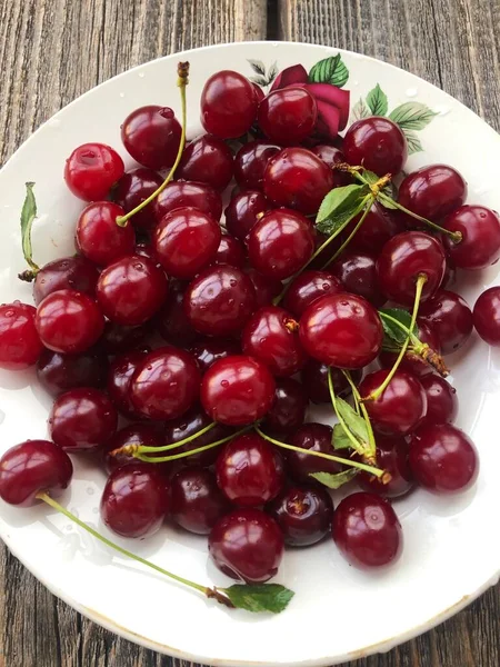 Cerezas Maduras Una Macro Placa Blanca — Foto de Stock