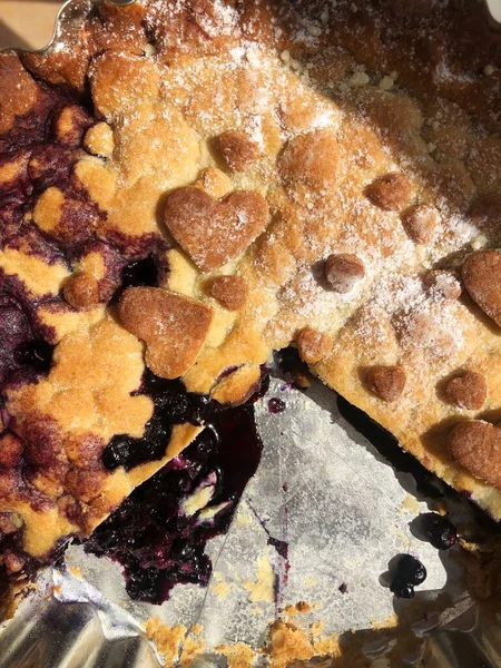 Masada lezzetli yaban mersinli turta.