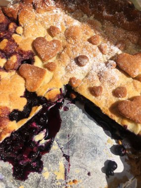 Masada lezzetli yaban mersinli turta.