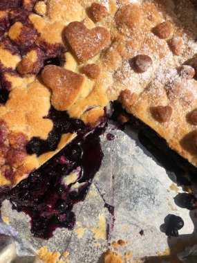 Masada lezzetli yaban mersinli turta.