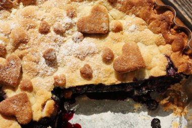 Masada lezzetli yaban mersinli turta.