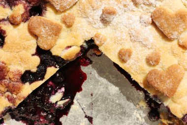 Masada lezzetli yaban mersinli turta.