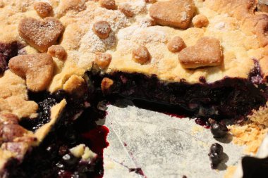 Masada lezzetli yaban mersinli turta.