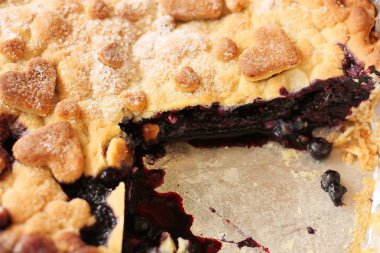 Masada lezzetli yaban mersinli turta.