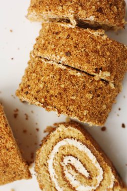 Beyaz tabakta taze Napolyon keki.