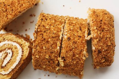 Beyaz tabakta taze Napolyon keki.