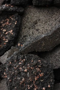 Gri asfalt yolda parçalar halinde yatıyor.