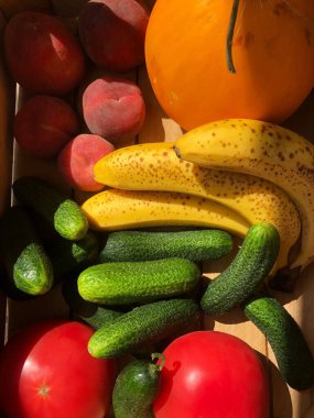 Tahta bir kutuda mevsimlik meyve ve sebzeler