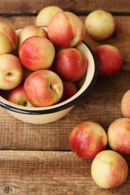 Tahta bir masada sulu nektarinler.