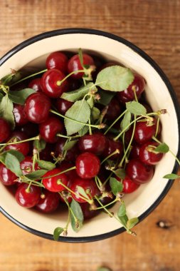 Kavanozda olgun kırmızı kirazlar