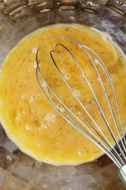 Omlet için çırpılmış taze yumurta.