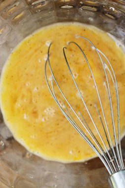 Omlet için çırpılmış taze yumurta.