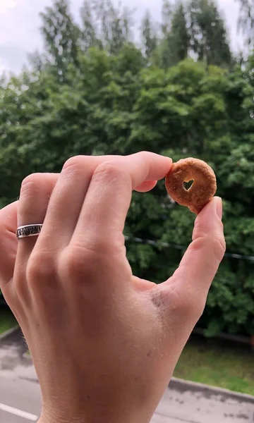 Ένα Μικρό Μπισκότο Μια Καρδιά Μέσα — Φωτογραφία Αρχείου