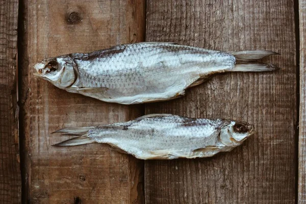 Två Torkade Fiskar Träbakgrund — Stockfoto