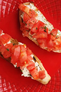 Domates ve süzme peynirli makarna.