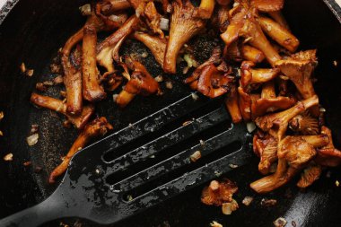 Tavada kızarmış mantar mantarı.