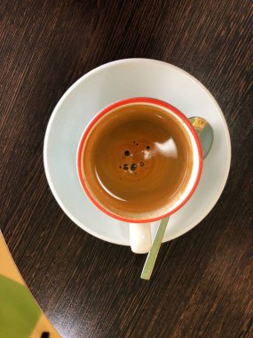 Masada taze Americano kahvesi.