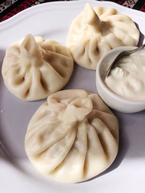 Et ve ekşi kremalı lezzetli khinkali. 