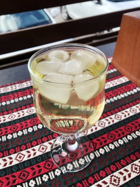 Masada buzlu bir kadeh şarap.