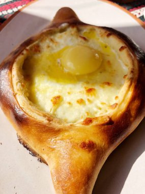 Yumurta ve peynirli taze Gürcü hamur işleri 